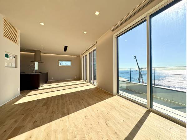 海・江ノ島・富士を一望。光溢れる26帖のLDK