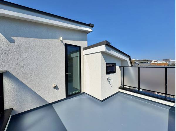 ルーフバルコニーからは開放感のある景色が望めます