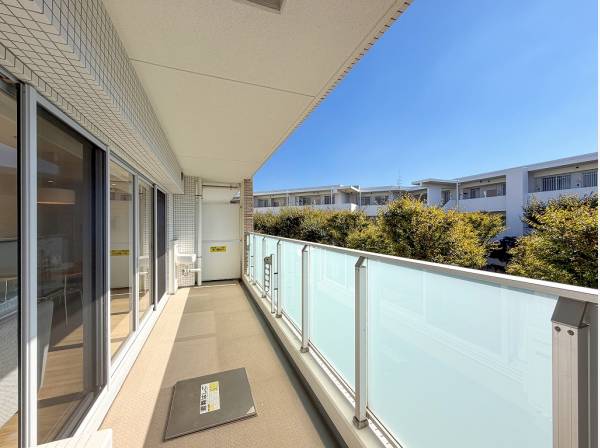 室内まで光をたっぷり通す陽当たりの良いバルコニー