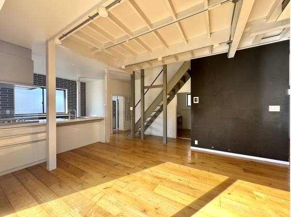 天井の梁、床の無垢。ラフなのに、どこか上質なLDK。