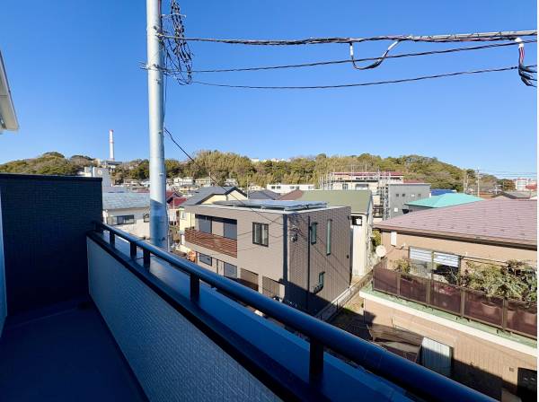 周辺には高い建物がなく、開放感のあるバルコニー