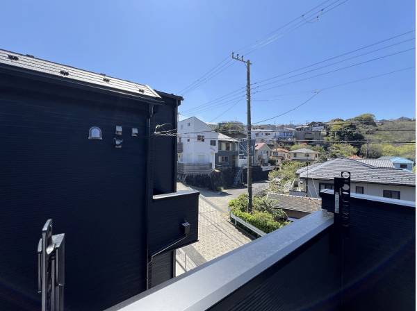 バルコニーからは鎌倉ののどかな街並みを望みます