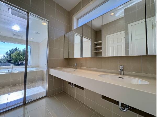 タイル貼りのパウダールームもラグジュアリーな仕様