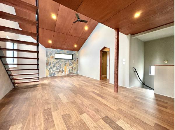 天井高の開放的なリビング