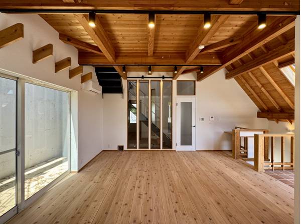 無垢の床と梁が映える、素材感を楽しむ広々リビング空間。