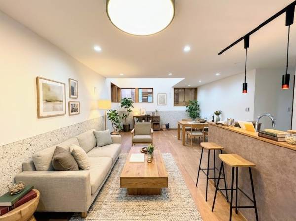 吹き抜けで開放感のあるLDK（家具はイメージです）