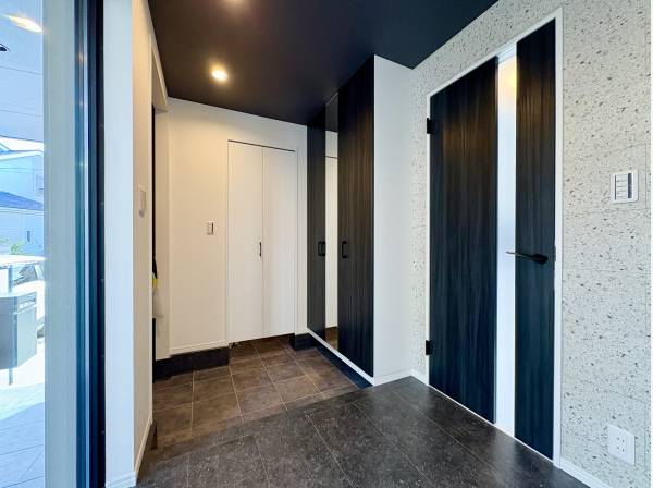 大容量の収納が備わる玄関ホール