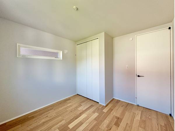 居室には爽やかな風をたっぷりと取り込み、気持ちの良い朝を迎えらます