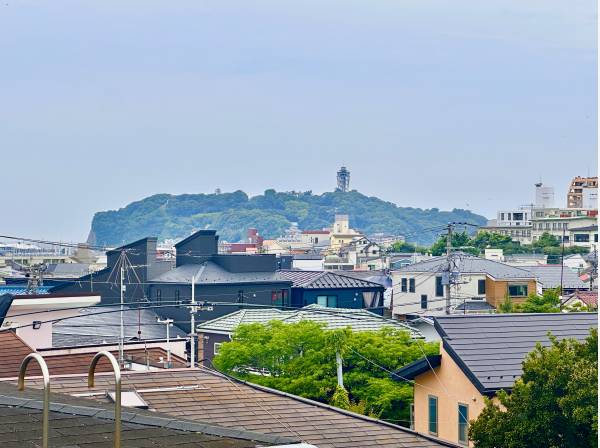 現地１階レベルから江ノ島をはっきりと望みます
