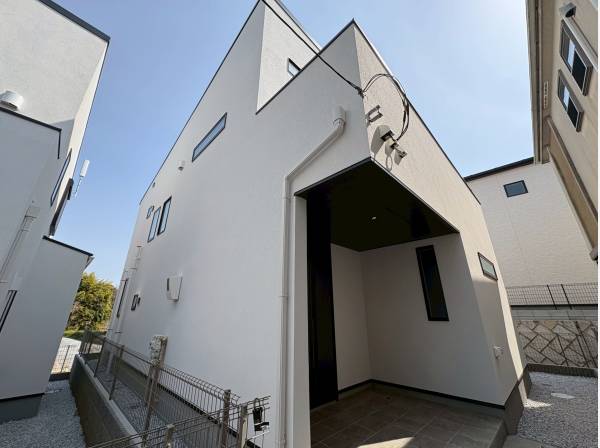 青空に映える白亜の外装！カースペースは嬉しい2台分！