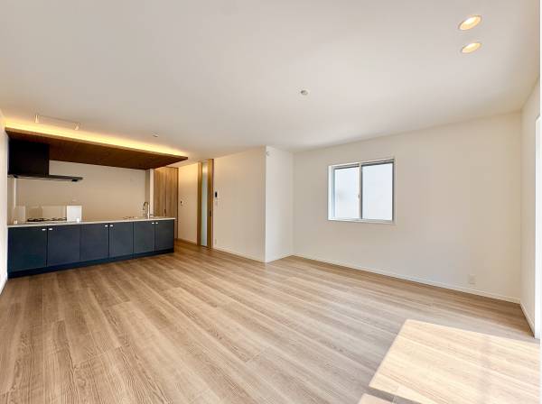 広々としたリビングでおくつろぎください