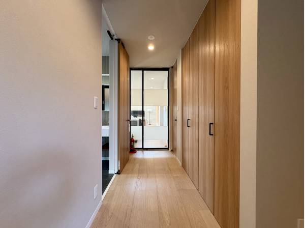 廊下には大容量の収納があり重宝します