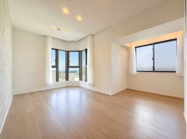 足元まで広がる大きな窓が明るさと開放感をもたらすベッドルーム