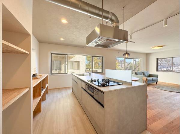 キッチン背面には造作カップボードを新設