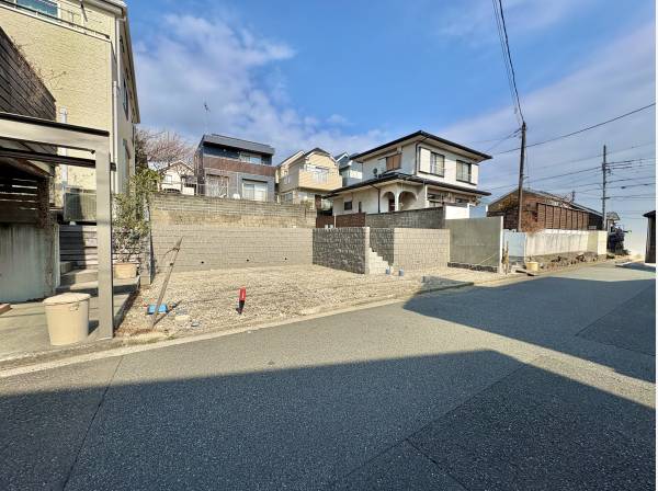 東南道路に面しております。とても明るい敷地です。