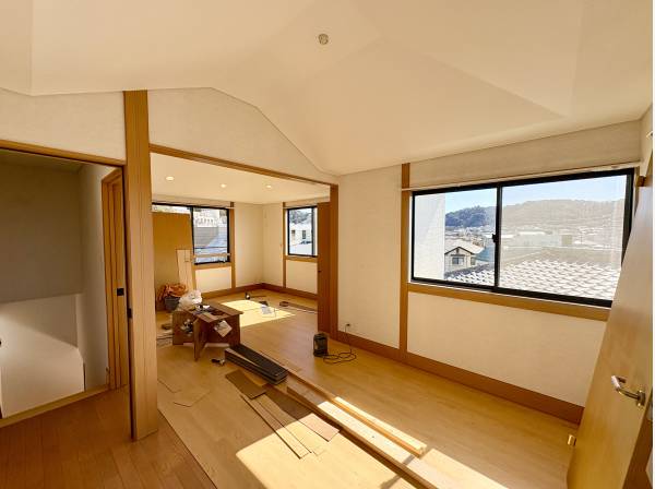 海を望むことができる洋室