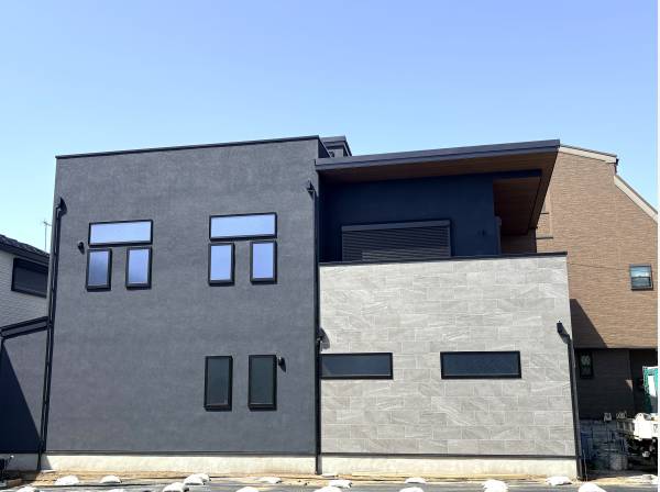 黒とグレーのコントラストが映える、モダンでスタイリッシュな外観