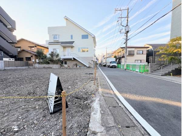 前面道路も広々で車の出し入れも楽々です