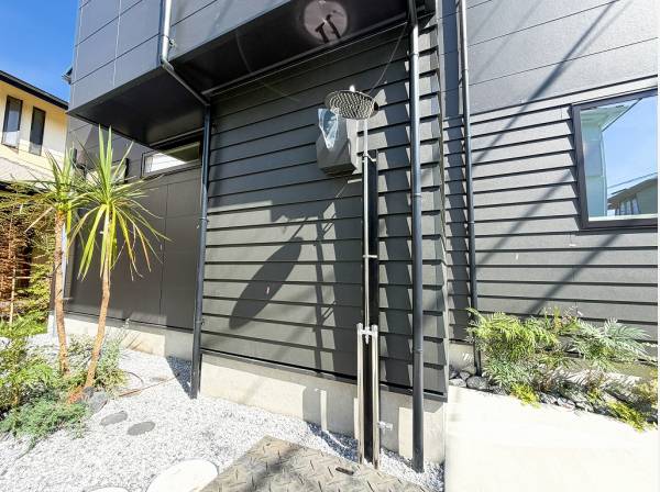 真冬だって波は待ってる！快適な温水外シャワー
