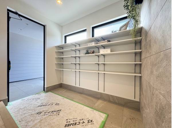 広々とした土間玄関にはエコカラットが施工されています