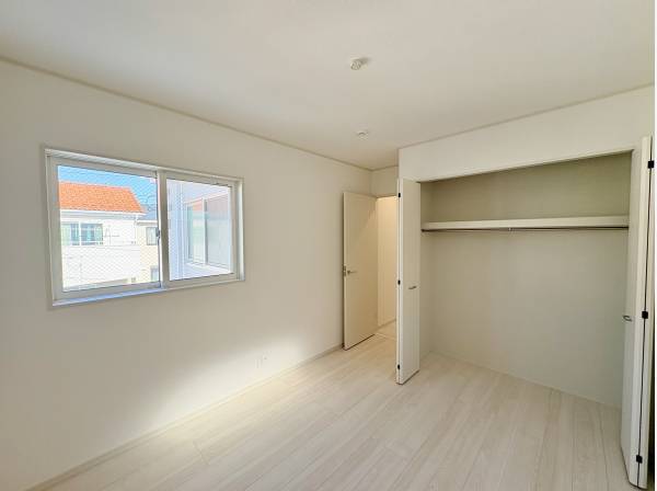 南向き明るい6.08帖の洋室