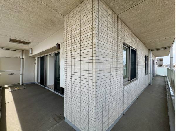 角部屋ならではの開放的なバルコニー