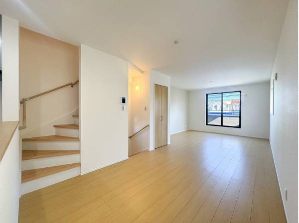 約19帖のLDKは家具の映えるシンプルな空間