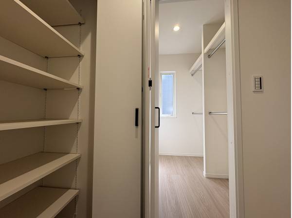洗面所の隣にはファミリーで使えるクローゼットがありますよ。