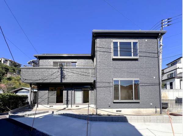 建物の南面は1日中明るい陽射しに恵まれます