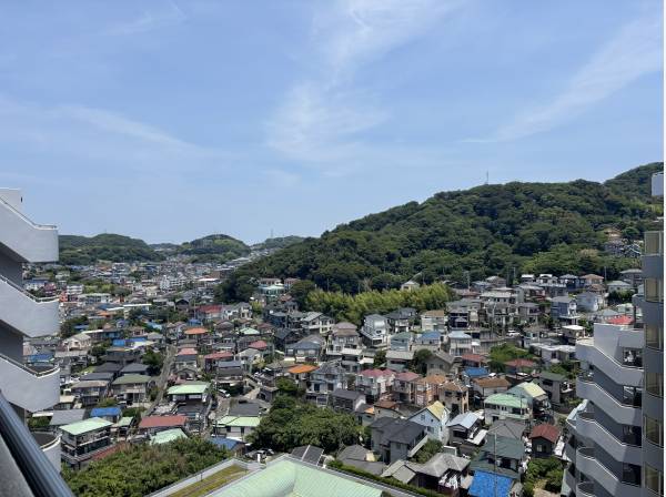 玄関側の眺望も気持ちがいいです