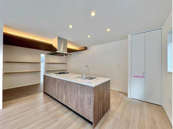 ペニンシュラタイプのキッチンは作業効率が上がるため人気のキッチンです