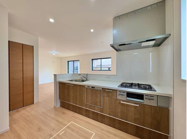 キッチンは対面式なのでリビング側を見渡すことが出来ます