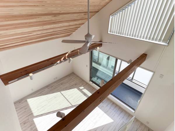 シーリングファンや化粧梁が開放感に彩りを添えます