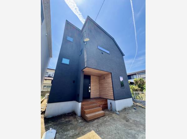 黒がカッコいいスタイリッシュな外観