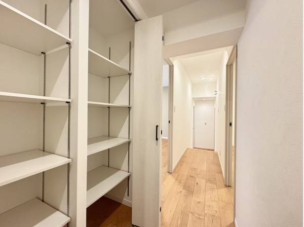 廊下にも収納スペース確保！