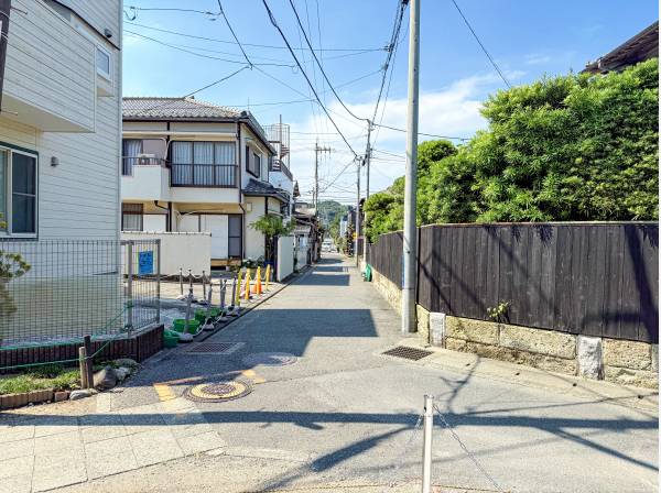 前面道路は比較的広く、3ナンバー車でも大抵のお車は侵入可能です