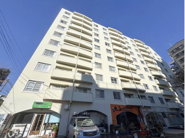 開放的な交差点角地に佇むリノベマンション