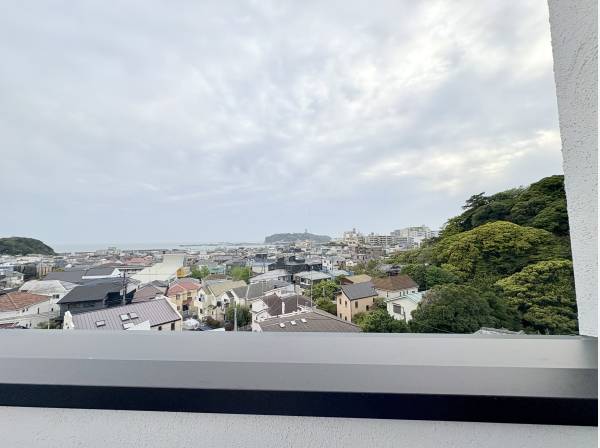 屋上のルーフバルコニーからも江の島を望めます