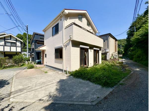 角地に佇むお庭付きの住宅です