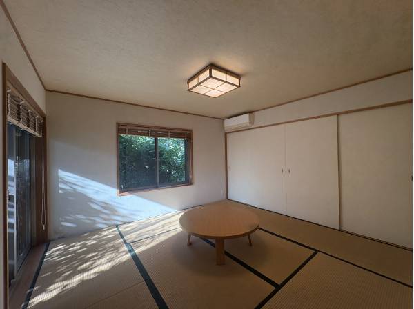 １階の和室、襖を開けると押し入れとミニキッチンがあります