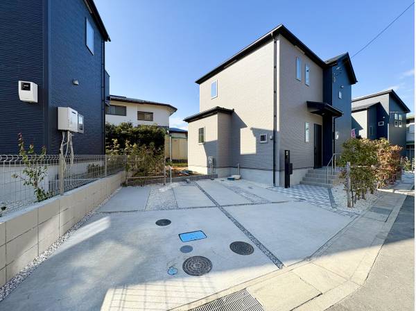 大きいお車でも安心のカースペース2台付きとなります

