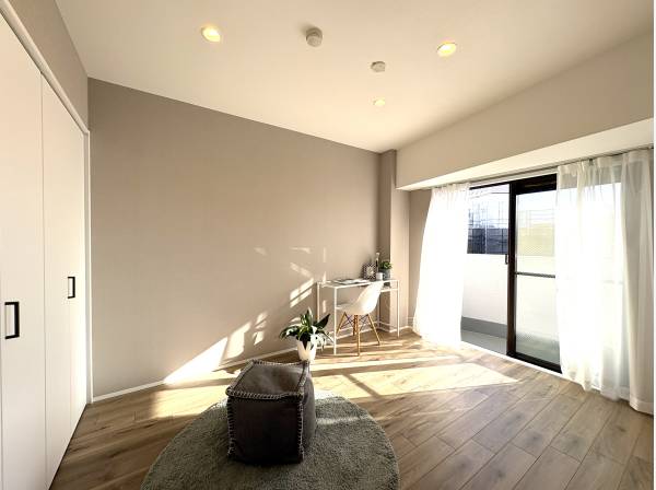 リビング横の１部屋も南向きで陽当り良好