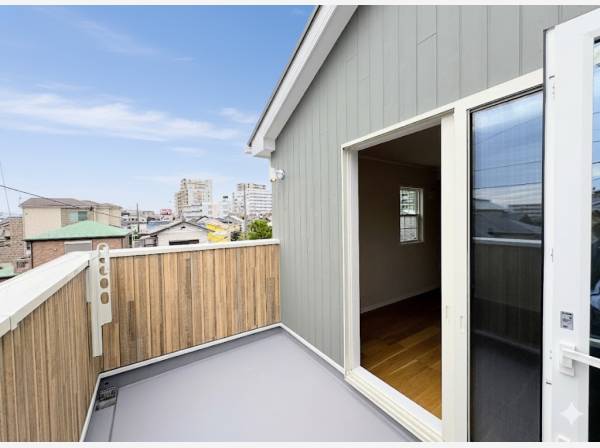 日当たり良好、広々の3階バルコニー