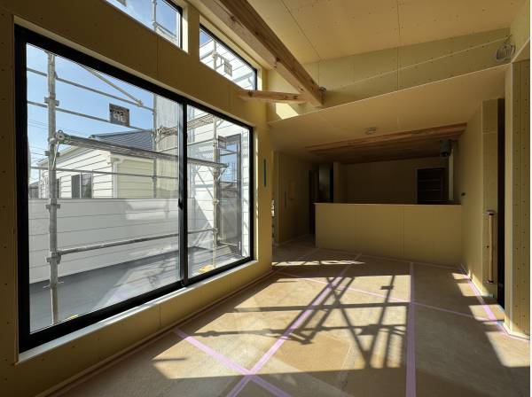 窓の大きなリビング空間（写真は工事中）