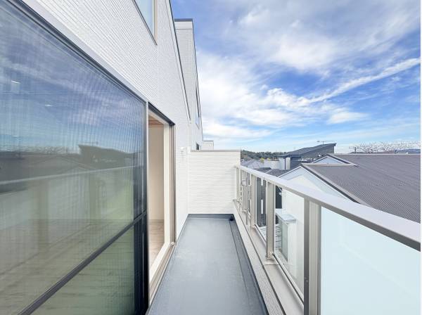 南向きのバルコニー、洗濯物もよく乾きそうです。