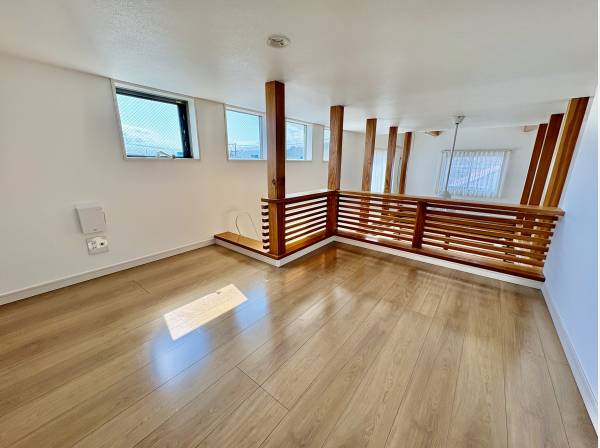 ロフト（屋根裏部屋）があり、その奥には収納スペースもあります。