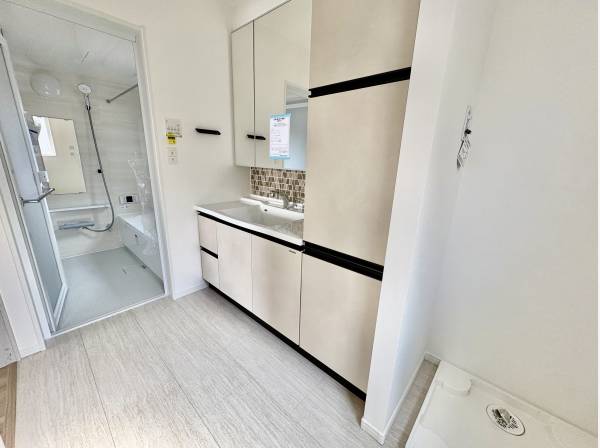 洗面所の収納スペースもタップリあります。