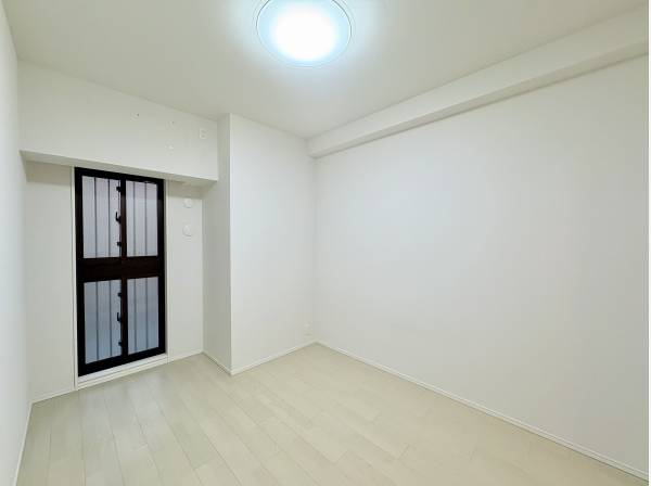 洋室は白を基調とした清潔感のある空間