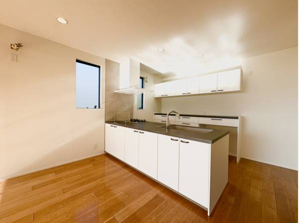 リビングダイニングを見渡すオープンキッチン