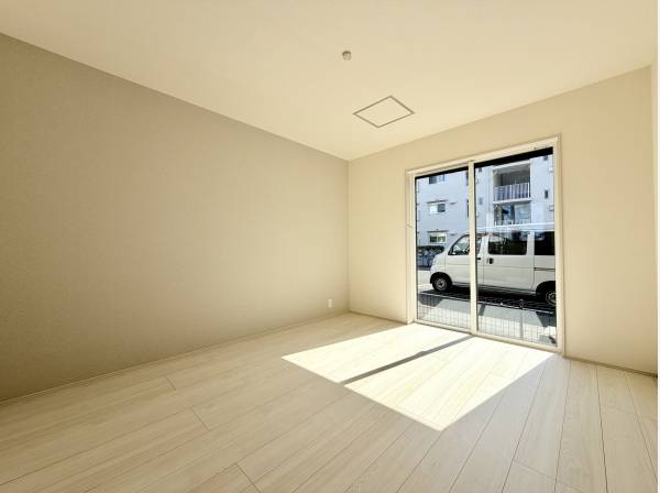 光がよく入る南向き一階の洋室７帖